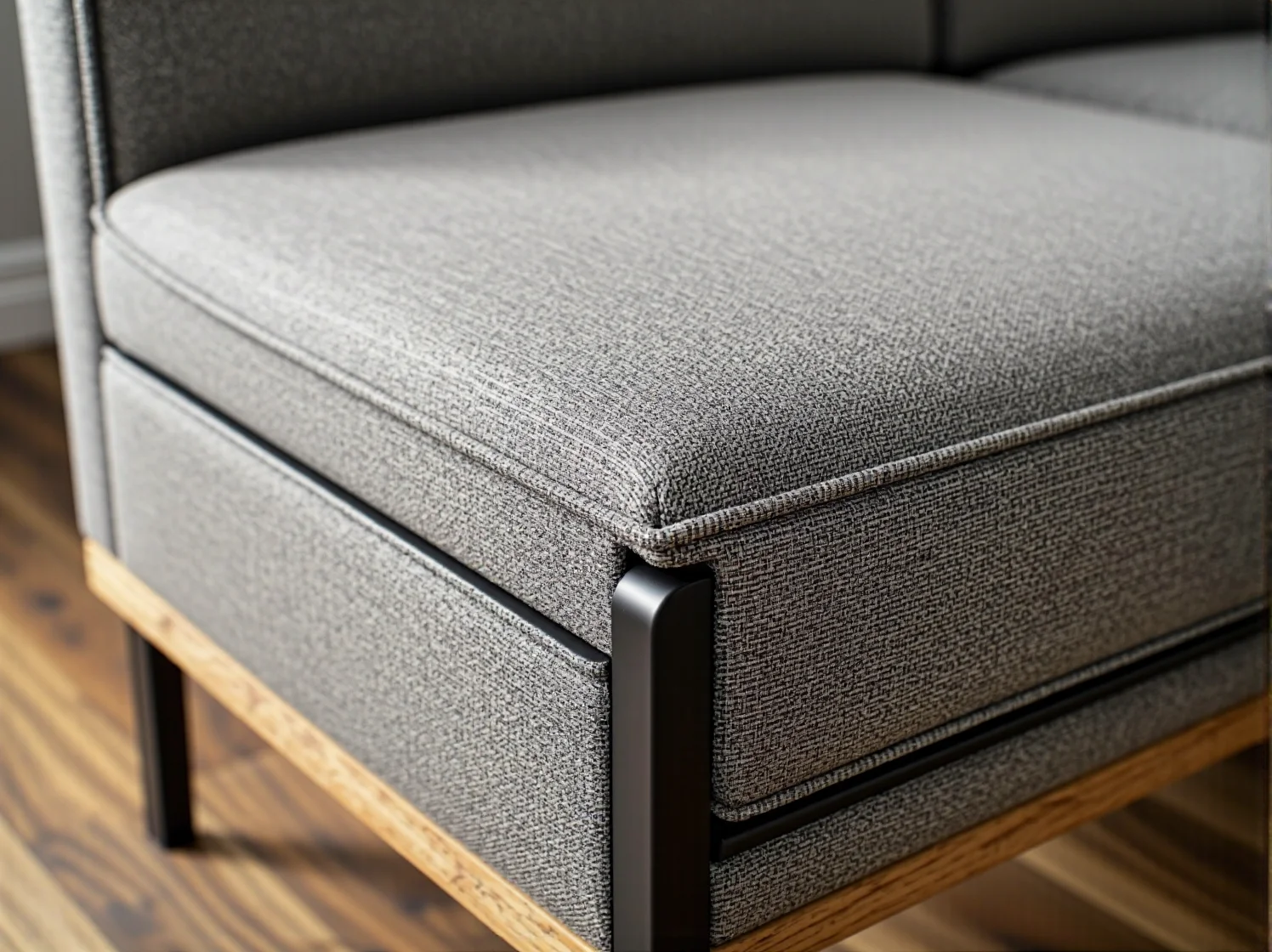 Zdejmowanie starego materiału z kanapy. Proces renowacji mebli wypoczynkowych w salonie.